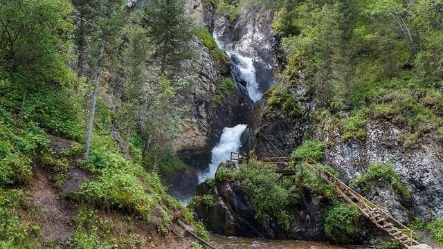Водопад Кайрак, плато Ассы